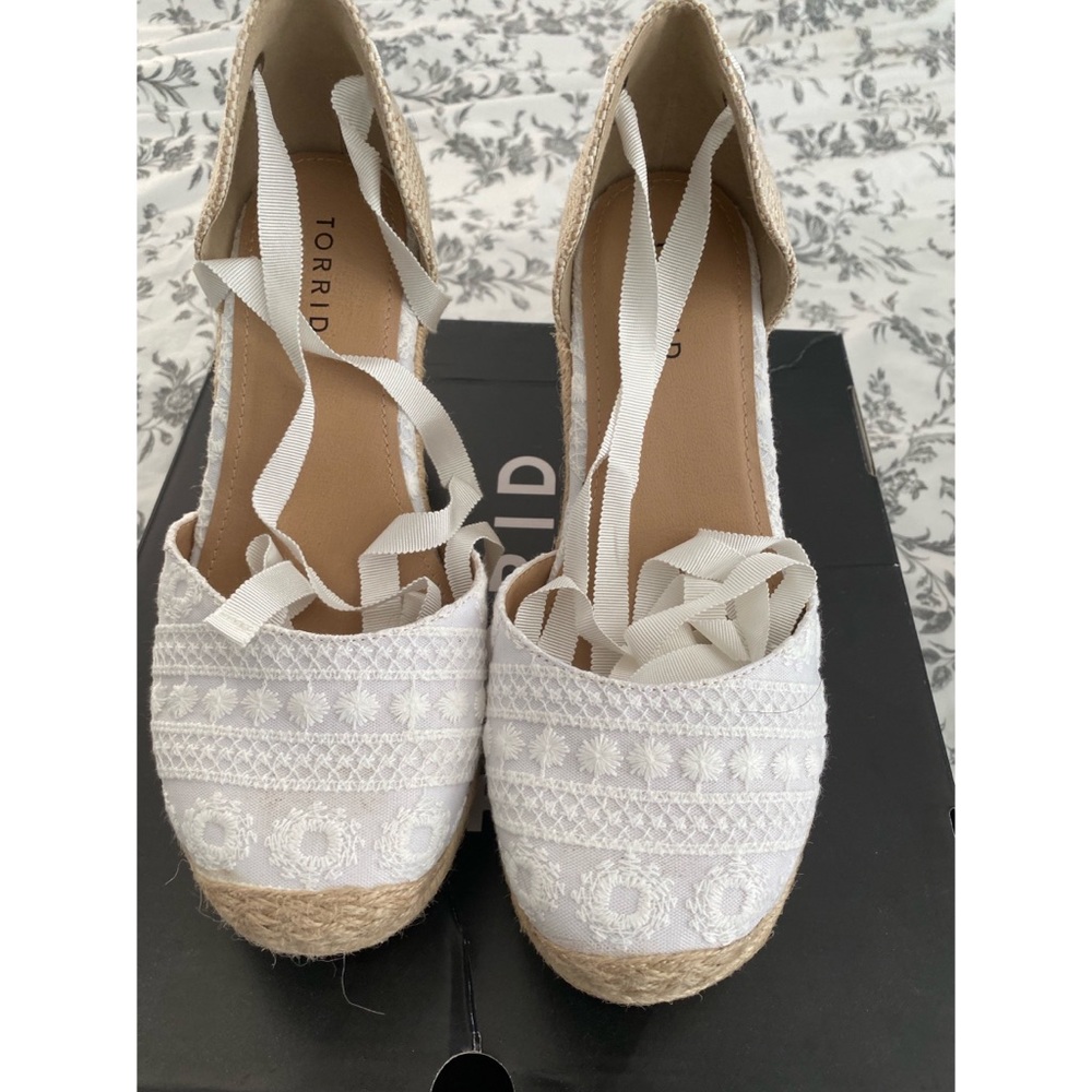 Torrid - White Embroidered Ankle Wrap Espadrille Wedge in size 8 (wide width)